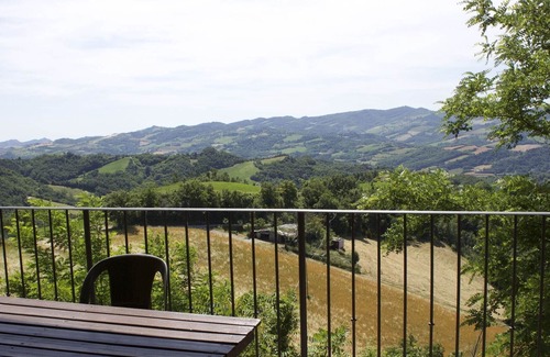 Casalfiumanese Apartamento | Espacioso Apartamento en Casalfiumanese con Jardín