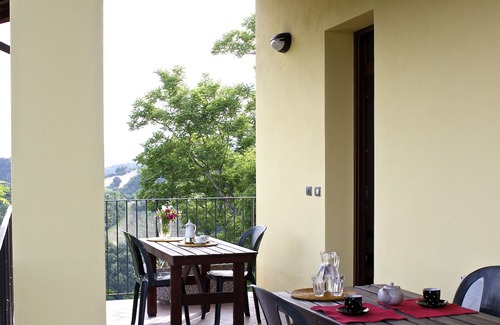 Casalfiumanese Apartamento | Espacioso Apartamento en Casalfiumanese con Jardín