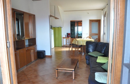 Ospedaletti Apartamento | Apartment in semi-detached house, quiet location, sea view