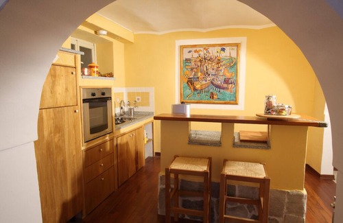 Carciano Chalet De Esquí | Apartamento en chalet de piedra rodeado de vegetación a pocos pasos del lago.