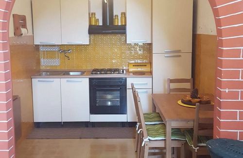 Bajardo Apartamento | Apartamento 'L'Angolo Con Vista A Bajardo' con Vista a la Montaña, Terraza Privada y Jardín Privado