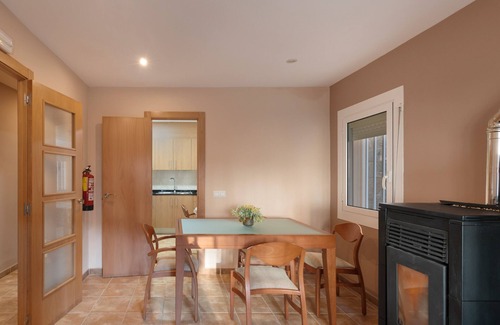 Cercs Apartamento | Apartamento 'Menvil' con vistas a la montaña, terraza privada y Wi-Fi