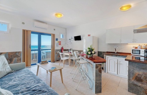 Alojera Apartamento | Apartamento 'Playa Azul - 1' con vistas al mar, Wi-Fi y aire acondicionado