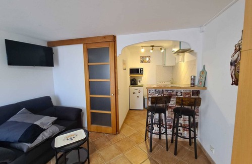 Carnoules Apartamento | Apartamento 'Studio Vintage' con vistas a la montaña, piscina compartida y Wi-Fi