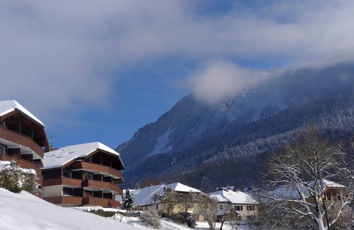 Thollon-les-Memises Apartamento | Apartment with a balcony view on lake Geneva