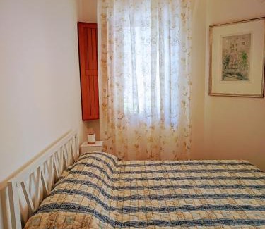 Senigallia Apartamento | Appartamento in Villa Iris, con Patio ad Uso Esclusivo, Parcheggio Privato in Giardino, in Centro Città