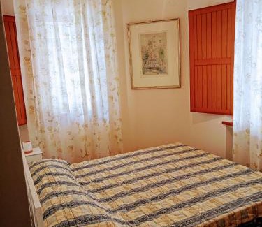 Senigallia Apartamento | Appartamento in Villa Iris, con Patio ad Uso Esclusivo, Parcheggio Privato in Giardino, in Centro Città