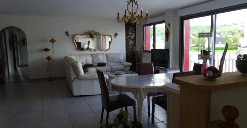 Givet Apartamento | Appartement 4 chambres Sur la Cave
