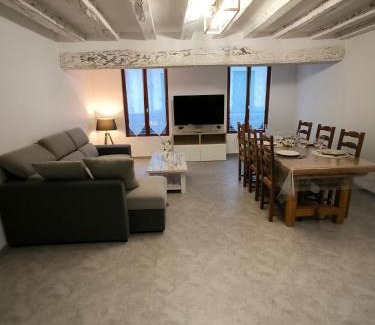 Selles-sur-Cher Apartamento | Appartement 6-8 personnes, gîte, climatisé, classé 3 étoiles, proche du zoo de Beauval et des châteaux de la Loire