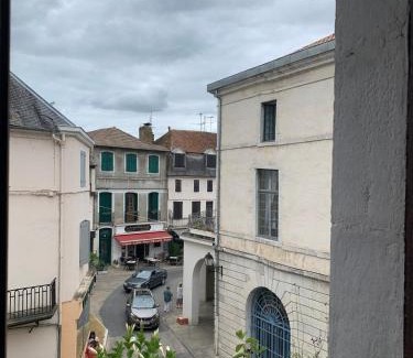 Salies-de-Bearn Apartamento | Appartement authentique et chaleureux au cœur de Salies-de-Béarn, dans le quartier historique avec commerces et restaurants au pied, à deux pas des thermes