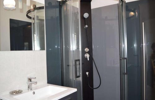 Tregastel Apartamento | Appartement avec accès direct plage, WiFi, animaux acceptés et parking privé à Trégastel - FR-1-542-5