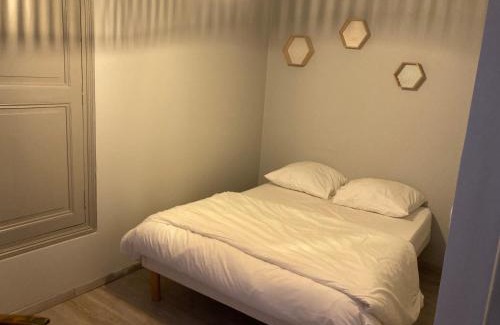 Chateau du Loir Apartamento | Appartement Hôtel de la Gare 3 chambres