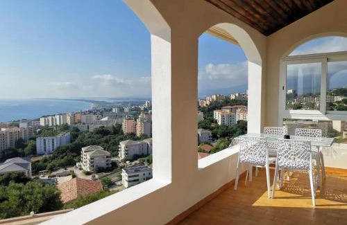 Bastia Apartamento | Appartement Vue Mer à Bastia, terrasse et piscine privée.