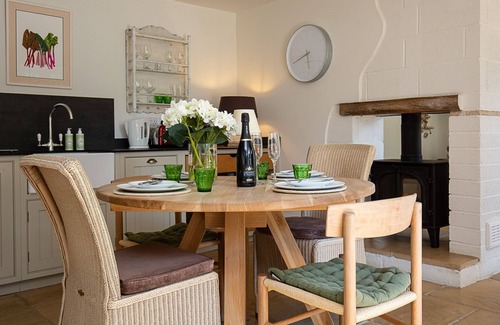 Charlbury Cabaña | Apple Store Cottage - sleeps 2 guests in 1 bedroom