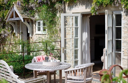 Charlbury Cabaña | Apple Store Cottage - sleeps 2 guests in 1 bedroom