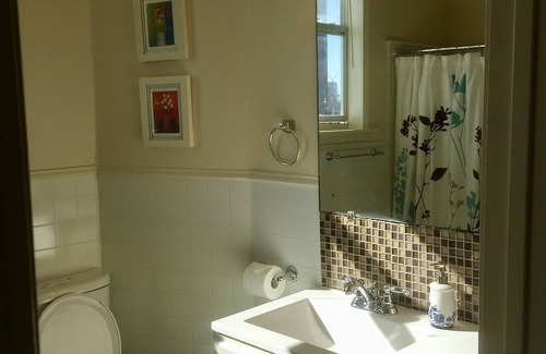 Government Hill Casa | Aqua ROOM! with shared Bathroom inside a House.