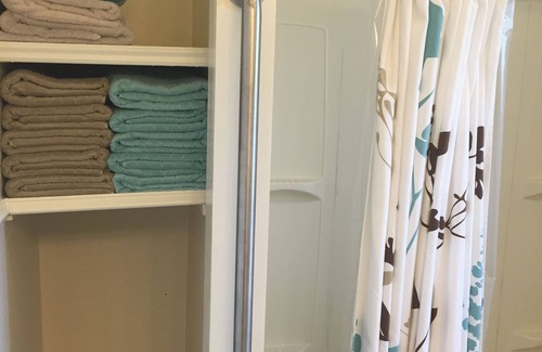 Government Hill Casa | Aqua ROOM! with shared Bathroom inside a House.