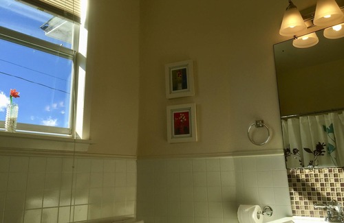 Government Hill Casa | Aqua ROOM! with shared Bathroom inside a House.