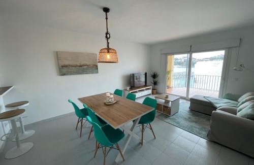 Sant Feliu de Guixols Apartamento | Aquamarine Sant Feliu en la playa con patio