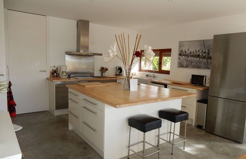 Busot Villa | Villa de arquitecto con magníficas vistas, calefacción por suelo radiante y piscina climatizada.