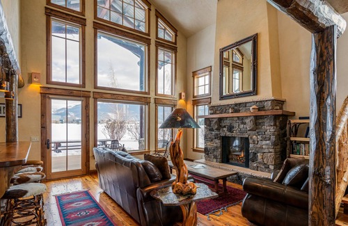Alta Casa | Architectural Stunner w/ Mountain & Sound Views & Free WiFi- Snowbird-Friendly