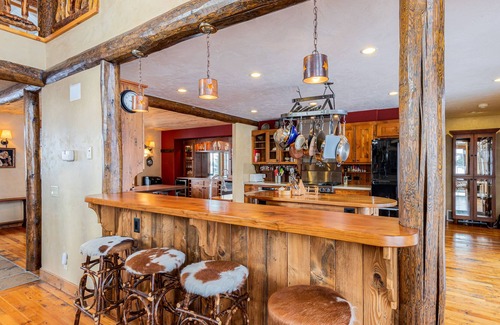 Alta Casa | Architectural Stunner w/ Mountain & Sound Views & Free WiFi- Snowbird-Friendly