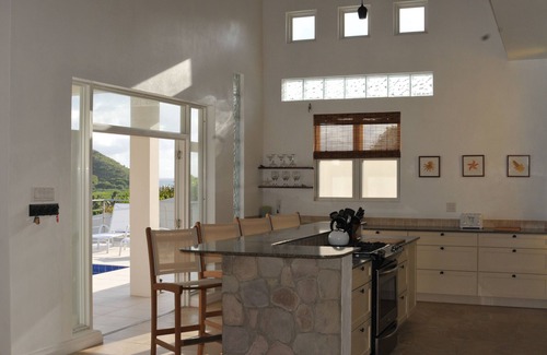 Frigate Bay Villa | Villa de diseño arquitectónico en el paraíso, playa tranquila y vistas al agua azul