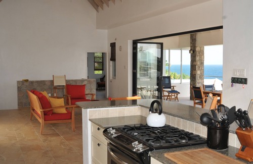 Frigate Bay Villa | Villa de diseño arquitectónico en el paraíso, playa tranquila y vistas al agua azul