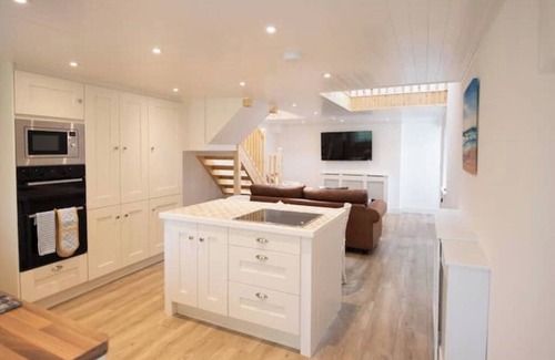 Clonakilty Cabaña | Ardnavaha House Poolside Cottage 6