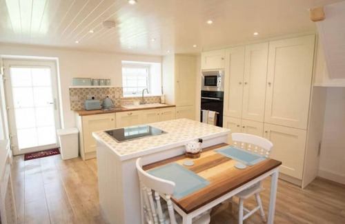 Clonakilty Cabaña | Ardnavaha House Poolside Cottage 6