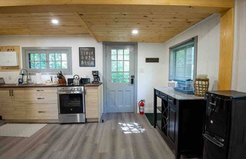 Isaacs Glen Cabaña | Aries 2-Bedroom Fenelon Falls cottage