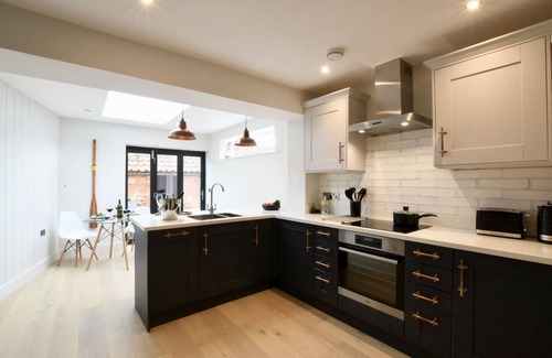 Orford Cabaña | ARLO COTTAGE, ORFORD, pet friendly, with open fire in Orford