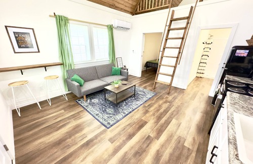 Albertville Cabina | Armadillo Tiny Luxury Cabin Lake