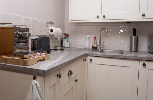 Stockbridge Cabaña | ARTHUR TURNER, THE APPLE ROOMS, pet friendly in Stockbridge