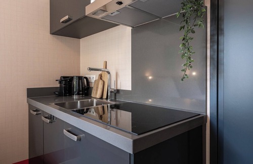 Centrum Apartamento | Artist-inspired suite for 2 with king bed, private kitchen, air conditioning, and all modern comforts. Perfect for couples or solo travelers.