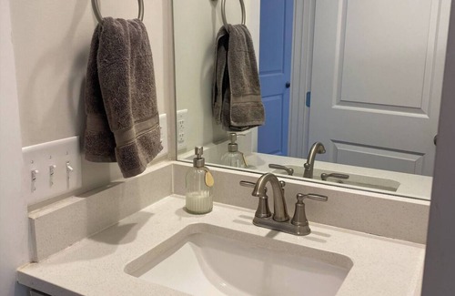 Nashville Casa | Artsy Haven: 1 Bedroom, Private Bath, & Office Space/Bedroom 15 Mins Downtown