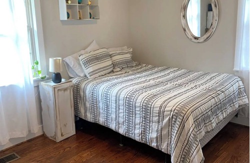 Nashville Casa | Artsy Haven: 1 Bedroom, Private Bath, & Office Space/Bedroom 15 Mins Downtown