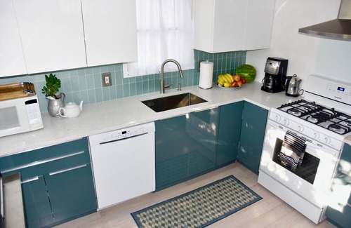 Asbury Park Casa | Asbury Park, Sunlit, 3 story home: 2-br, 2 full bath w 4 beach passes + bikes