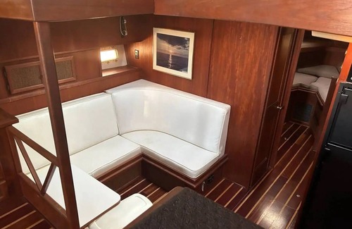 Ono Island Alquiler De Eote | Athena - Viking Motor yacht at the Dock