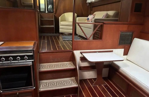 Ono Island Alquiler De Eote | Athena - Viking Motor yacht at the Dock