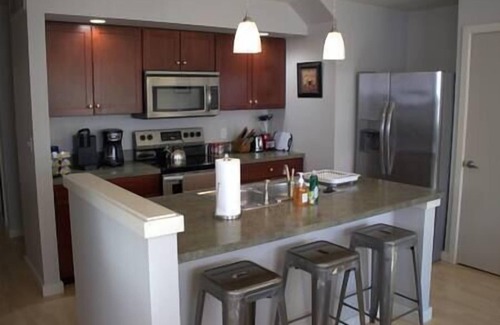 Athens Apartamento | Athens city townhouse, 2 King masters, 2.5 baths