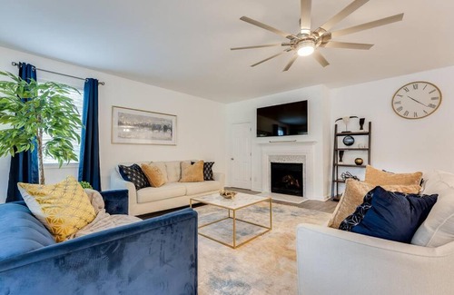 Sylvan Hills Casa | Atlanta Home - Self Check-in Pet Friendly Free Parking