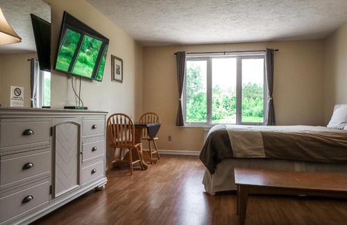 Berry Mills Hotel | Atlantic Motel