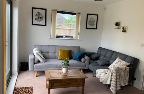 Thames Casa | Atom, Large 4 to 5 Bed House in East London, Sleeps 12, Garden, Parking, ideal for Contractors, Large Groups, Travellers