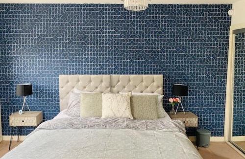 Thames Casa | Atom, Large 4 to 5 Bed House in East London, Sleeps 12, Garden, Parking, ideal for Contractors, Large Groups, Travellers