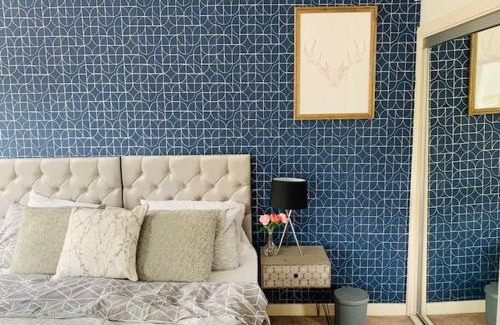 Thames Casa | Atom, Large 4 to 5 Bed House in East London, Sleeps 12, Garden, Parking, ideal for Contractors, Large Groups, Travellers