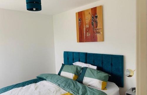 Thames Casa | Atom, Large 4 to 5 Bed House in East London, Sleeps 12, Garden, Parking, ideal for Contractors, Large Groups, Travellers