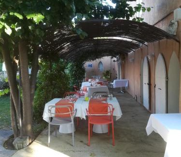 Le Beausset Hotel | Auberge de la Cauquiere