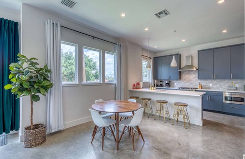 Galindo Casa | Austin 2-Story Townhome | 3 miles to Downtown | Enclosed Yard