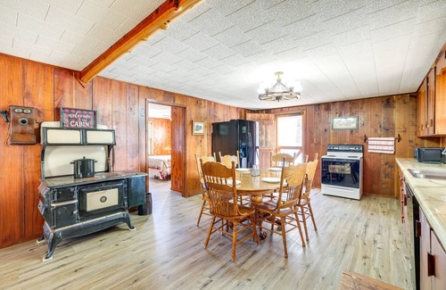 Pineville Cabina | Authentic Log Cabin in Pineville ~ 2 Mi to River!